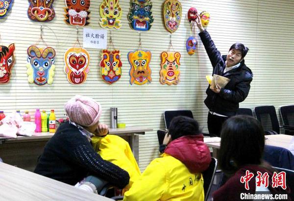資料圖：濟南侯氏社火臉譜第六代傳人侯志新向學生講授社火臉譜繪制工藝。　趙曉 攝