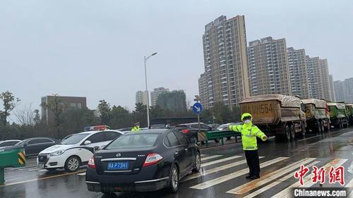 警察為工程建設(shè)保駕護(hù)航。高雷 攝