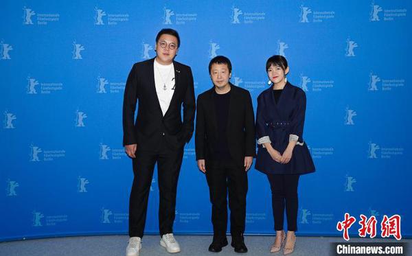 導演賈樟柯、腳本作者萬佳歡(右一)以及出品方代表朱瑋杰(左一)。片方提供
