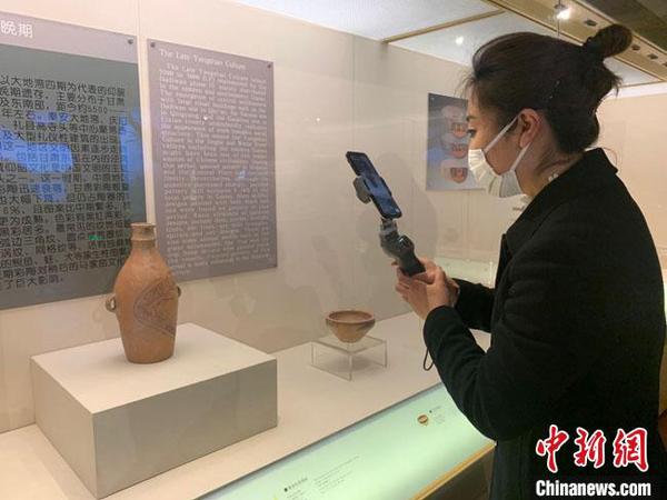 圖為甘肅省博物館講解員王雪麟正在進行淘寶直播。　甘肅省博物館供圖 攝