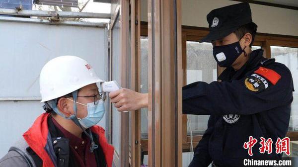 圖為考古工作人員上崗前接受體溫檢測。　鐘欣 攝