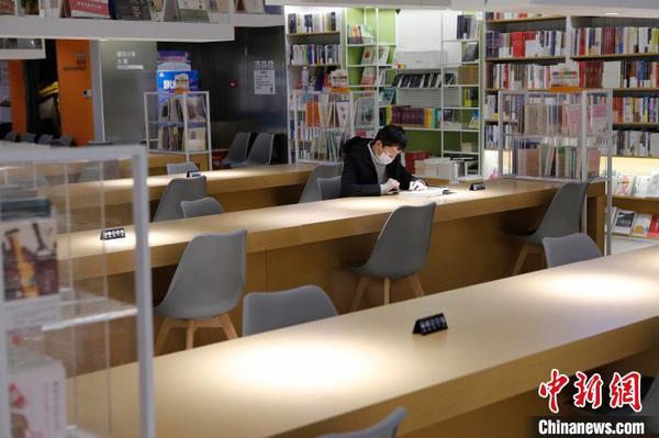 市民戴著口罩在書店閱讀?！∫罅⑶?攝