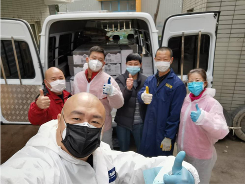 志愿者范艷霞（2排右1）、范艷霞的先生瞿皓（2排右2），瞿先生在范女士的帶動(dòng)下，第一時(shí)間也加入志愿者工作