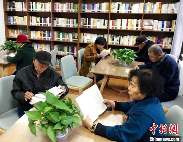 圖為市民在讀者小站看書。(資料圖)西固區(qū)融媒體中心供圖