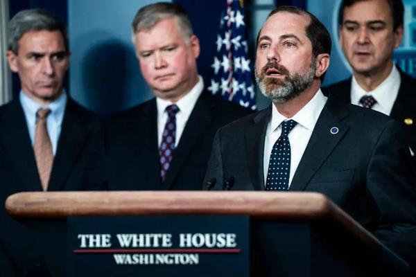 衛(wèi)生和公共服務(wù)部長亞歷克斯·阿扎爾（Alex Azar）于1月31日在白宮舉行的關(guān)于冠狀病毒的簡報中發(fā)表了講話。圖源：華盛頓郵報