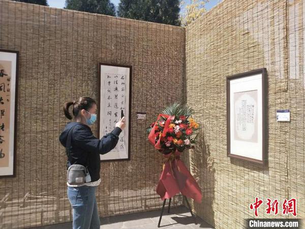 百余幅書(shū)法作品亮相千年古剎雙塔寺?！钆迮?攝