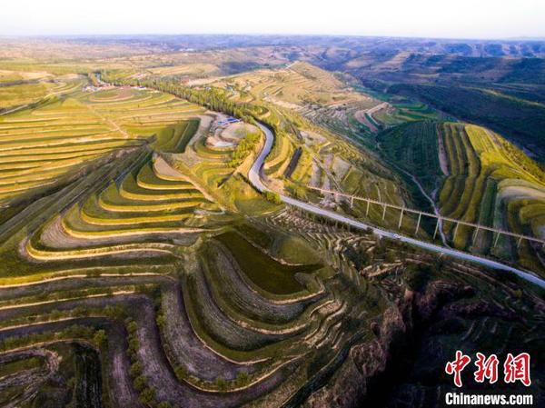 無人機(jī)拍攝的彭陽段戰(zhàn)國秦長城遺址(資料圖)?！⊥跤?攝
