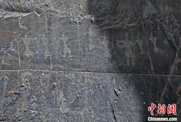頭戴類似羽毛裝飾的32個人形態(tài)不一，有單臂獨舞的，還有雙手插在腰間，點線勾勒間記錄了一場大型祭祀祈?，F(xiàn)場?！钇G敏 攝