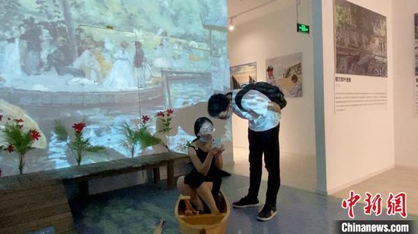 與傳統(tǒng)畫展不同，參觀者可以坐在沙發(fā)上，也可以蕩舟蛙塘中，沉浸式體驗莫奈的印象派風格?！∏愊?攝