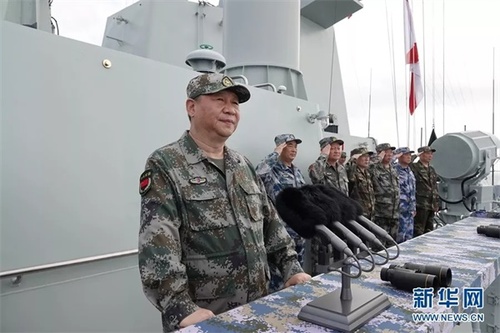 2018年4月12日上午，中央軍委在南海海域隆重舉行海上閱兵，展示人民海軍嶄新面貌，激發(fā)強(qiáng)國強(qiáng)軍堅(jiān)定信念。習(xí)近平檢閱部隊(duì)并發(fā)表重要講話。這是習(xí)近平檢閱海上編隊(duì)。新華社記者 李剛 攝