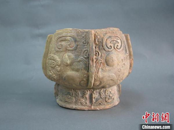樓署紅修復(fù)的南宋官窯仿青銅陶卣殘片，左側(cè)為修復(fù)后的?！⊥τ?攝