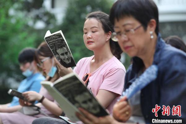 現(xiàn)場觀眾閱讀、品味詩歌的魅力?！埡鄠?攝