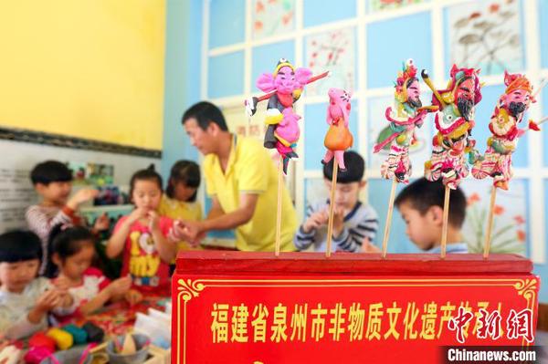 “妝糕人”的人物造型惟妙惟肖?！￡惷骼?攝