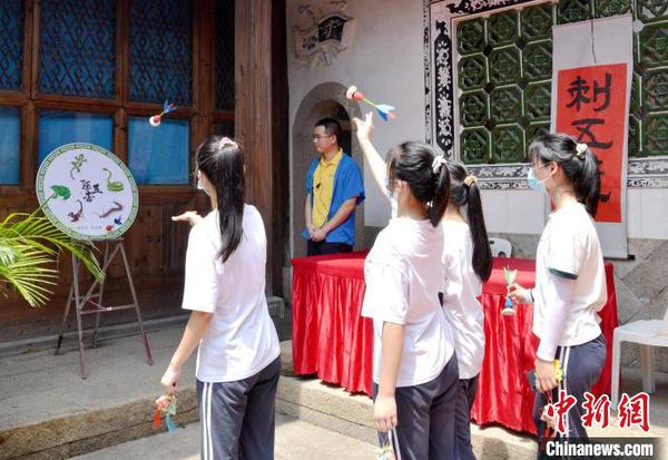 福州新華職業(yè)學(xué)校的學(xué)生們體驗(yàn)了傳統(tǒng)端午民俗刺五毒?！×钟钕?攝