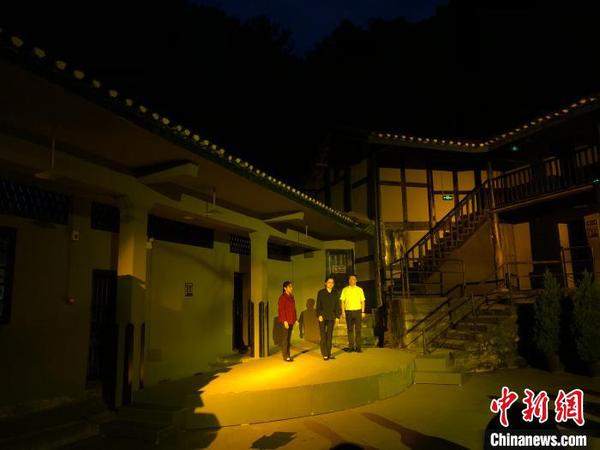 圖為《歌樂(lè)忠魂》實(shí)景演藝在重慶渣滓洞看守所舊址舉行首演?！＄婌?攝