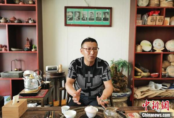 圖為闞立文正在向記者介紹自己的想法?！±類燮?攝