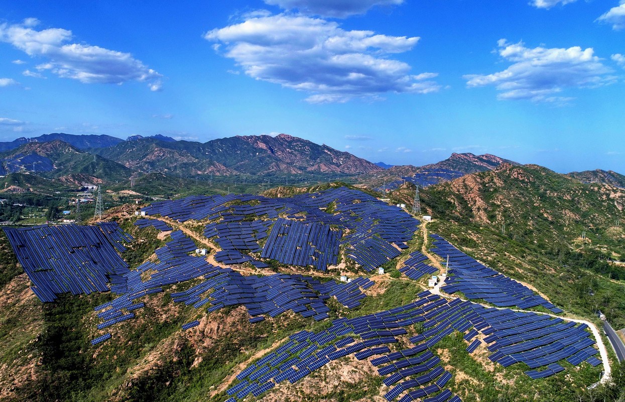 河北省平山縣崗南鎮(zhèn)李家莊村附近荒山上的光伏發(fā)電站（2019年8月28日攝，無人機照片）。