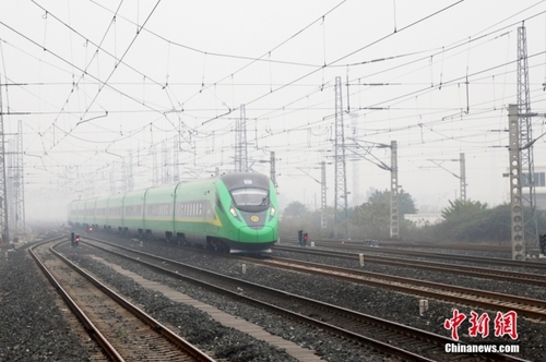 資料圖：2022年12月23日拍攝的“綠巨人”復(fù)興號(hào)動(dòng)車組列車快速通過新成昆鐵路峨眉至冕寧段。 中新社記者 劉忠俊 攝