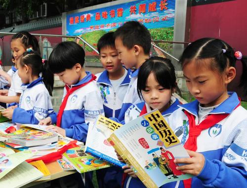 △小朋友在閱讀書籍。人民政協(xié)報(bào)·人民政協(xié)網(wǎng)記者 賈寧攝