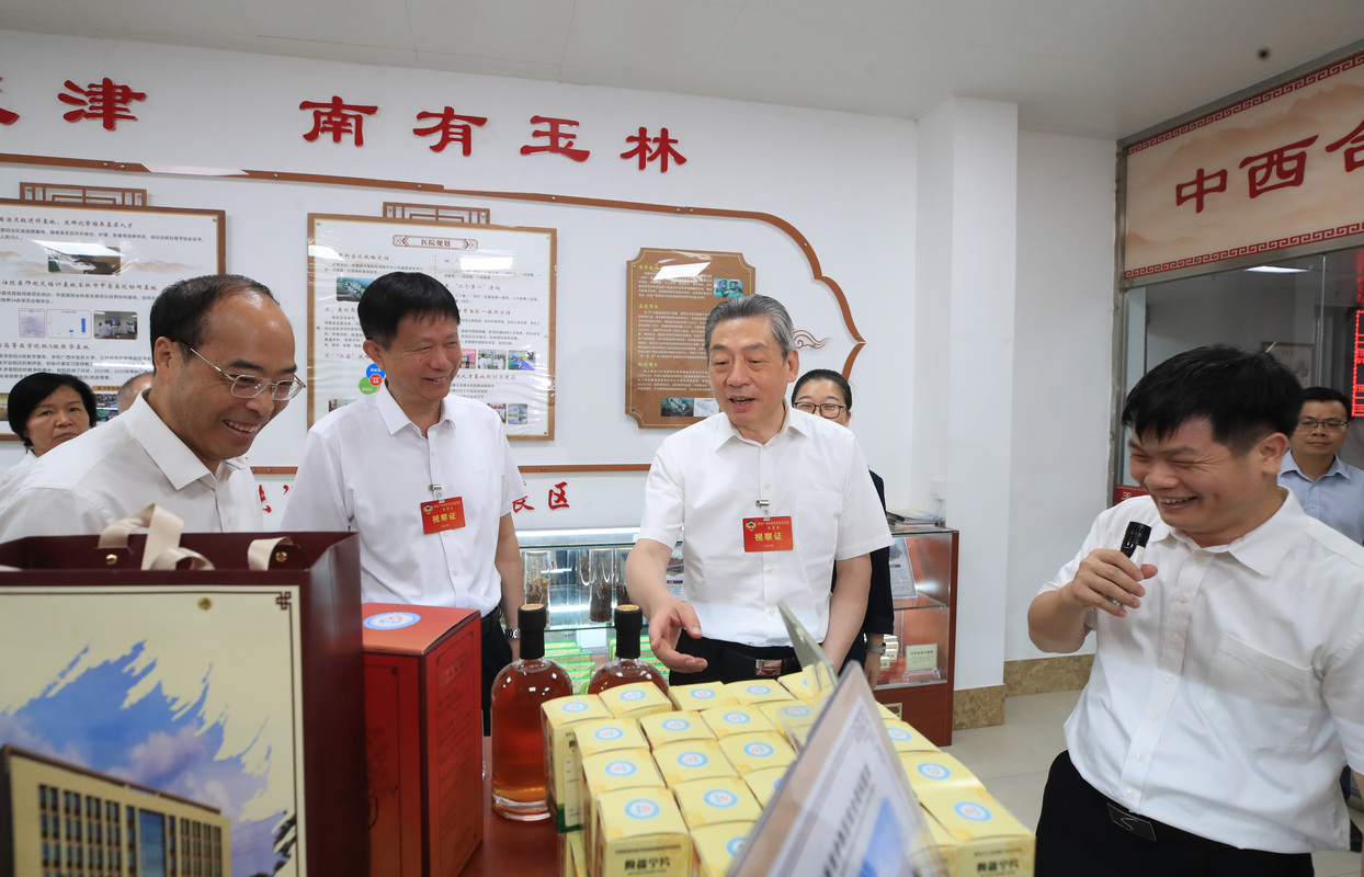   廣西壯族自治區(qū)政協(xié)常委視察團圍繞“深化區(qū)域合作，推動廣西中醫(yī)藥產(chǎn)業(yè)高質量發(fā)展”開展監(jiān)督性視察