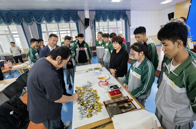 寧夏銀川“墨香民進(jìn)”書畫家進(jìn)校園活動舉行