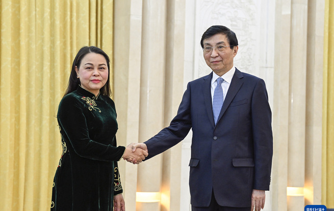 王滬寧會(huì)見越共中央委員、越南祖國(guó)陣線中央副主席兼秘書長(zhǎng)阮氏秋荷