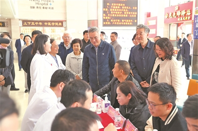 調(diào)研組一行在安龍縣人民醫(yī)院考察調(diào)研。民進(jìn)中央 供圖